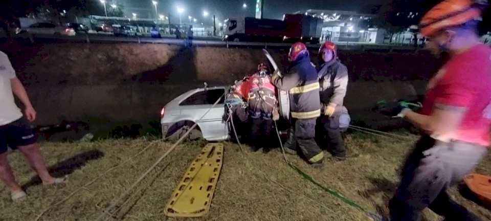 un-auto-cayo-en-una-canal-de-desague:-hay-una-herida