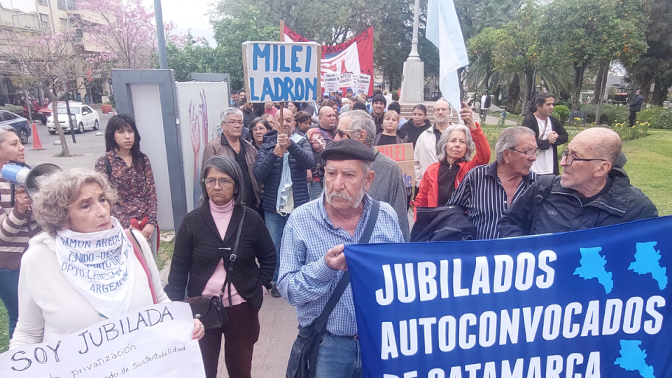 jubilados-catamarquenos-se-manifiestan-en-contra-del-veto-de-milei