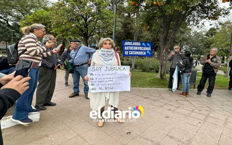 Jubilados de Catamarca se manifiestan en contra del veto presidencial