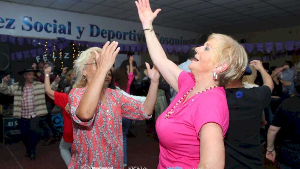 la-pena-maestra-celebro-el-dia-del-maestro-en-cosquin-con-musica,-danza-y-sorteos