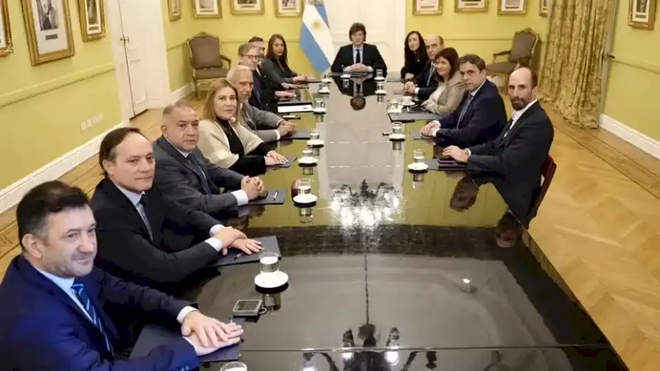 en-un-dia-clave,-milei,-villarruel-y-francos-reciben-a-un-grupo-de-senadores-dialoguistas-en-casa-rosada