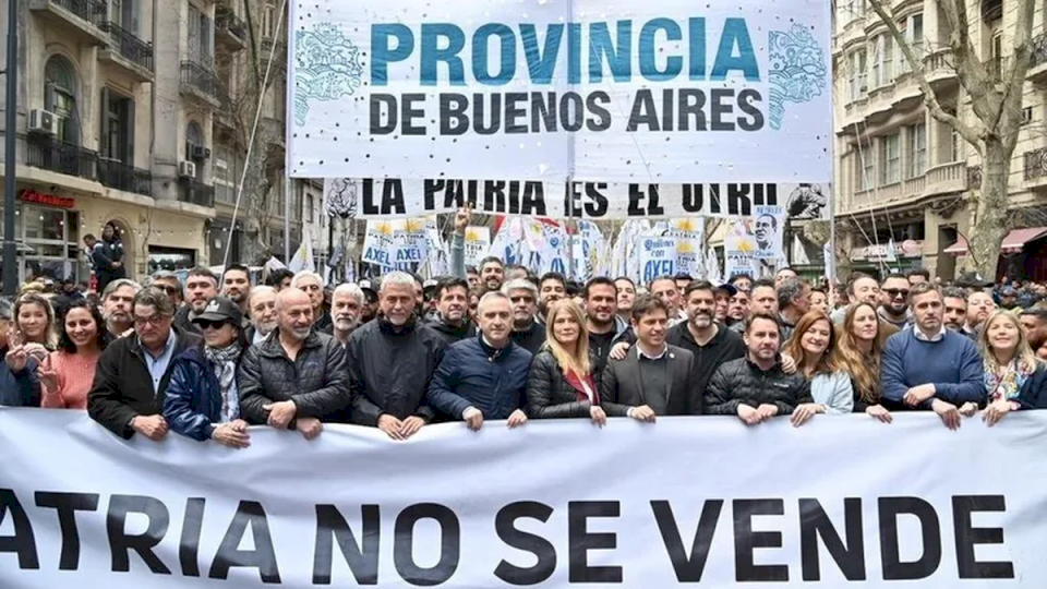 Axel Kicillof participa de la marcha al Congreso para apoyar el rechazo al veto a la reforma jubilatoria