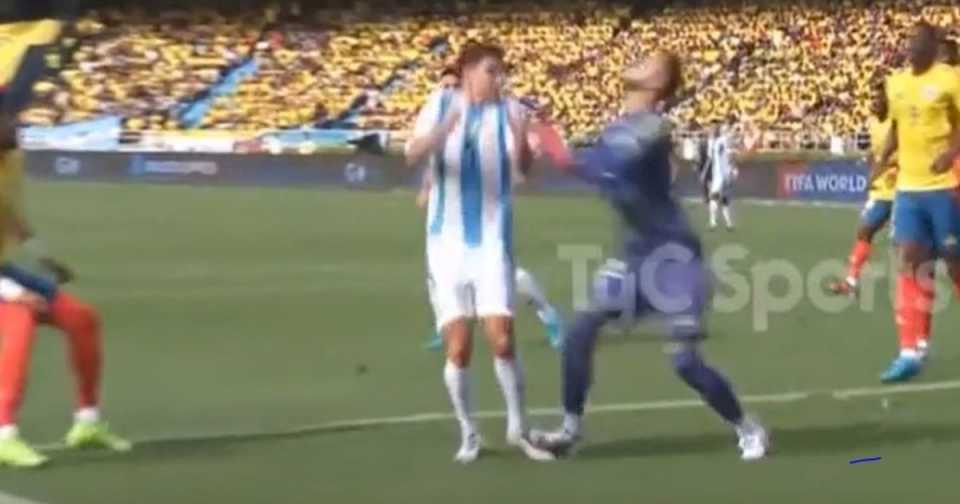 Era penal para Argentina: el pisotón a Julián Álvarez que no mostró la TV, el VAR omitió y pudo cambiar la historia ante Colombia