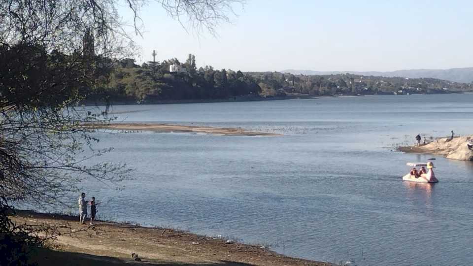 comenzo-a-surgir-una-isla-en-medio-del-lago-san-roque