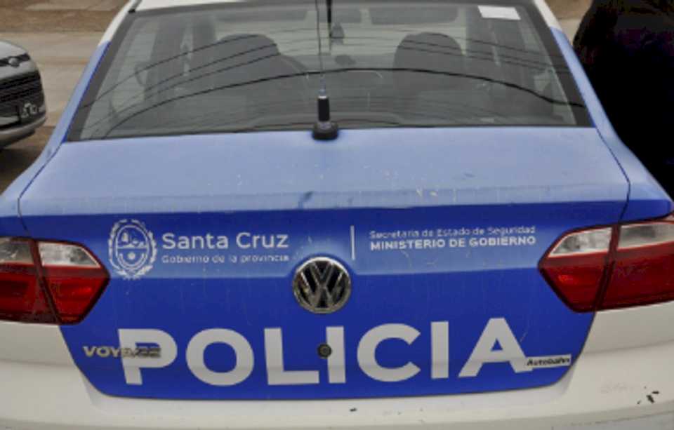 conmocion-en-santa-cruz:-un-adolescente-se-desvanecio-en-la-calle-y-murio-cuando-caminaba-con-su-mama