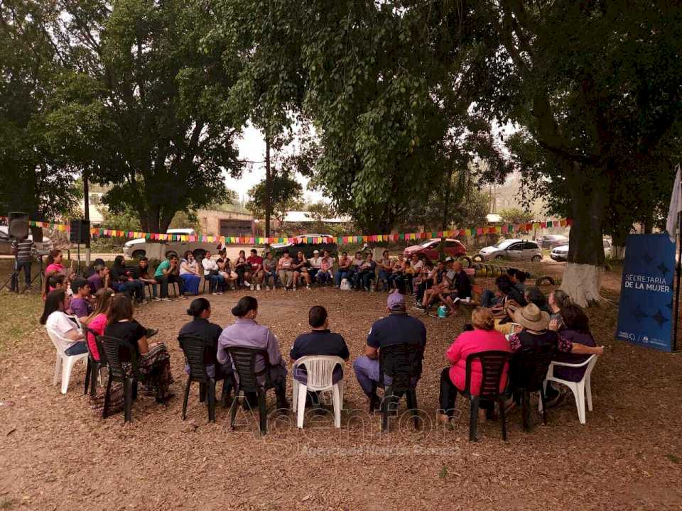 la-secretaria-de-la-mujer-organizo-un-conversatorio-placero-en-mojon-de-fierro