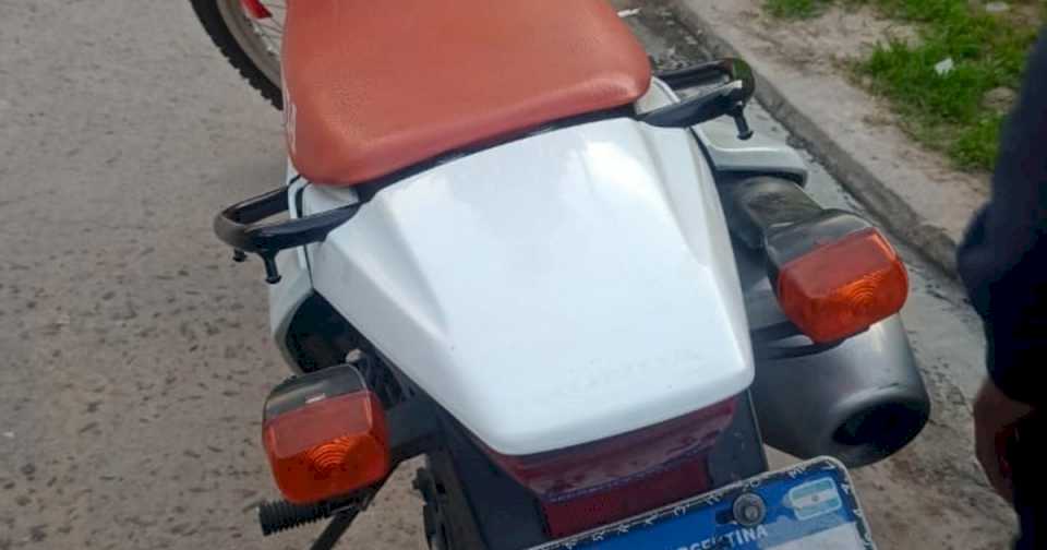 Motochorros balearon a un gendarme para robarle la moto, un conductor vio el asalto y los atropelló: volvieron a los tiros