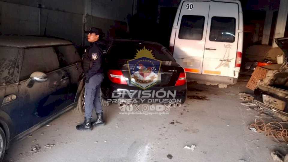 allanamiento-en-neuquen:-secuestran-tres-vehiculos-con-pedido-de-captura-y-detienen-a-un-hombre-armado