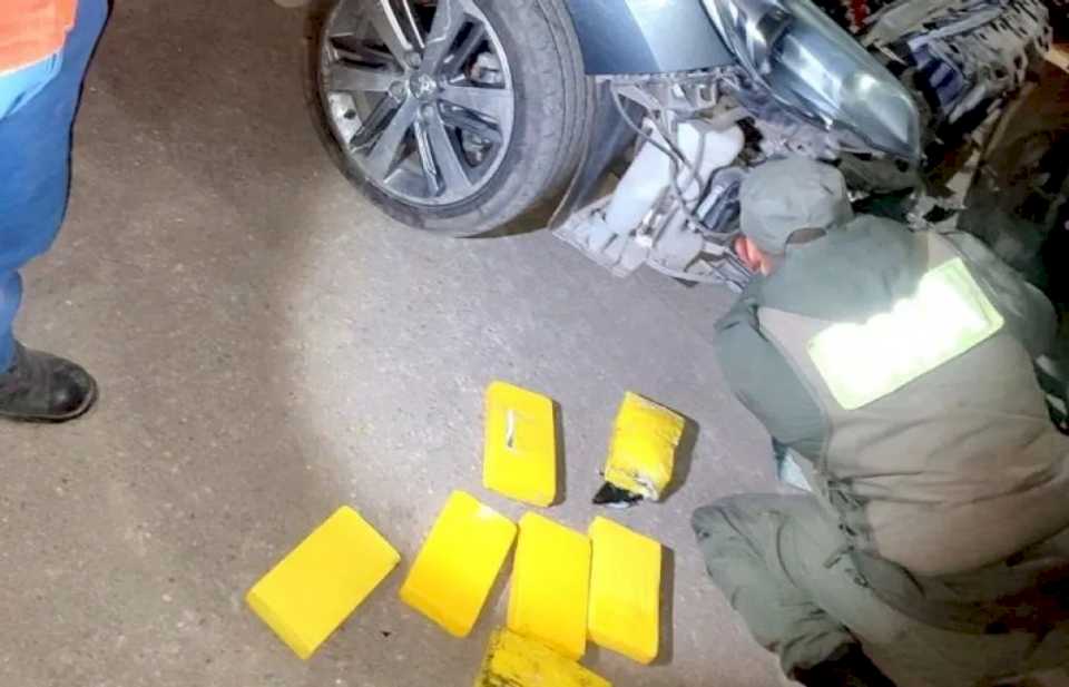 iba-en-la-ruta-y-llevaba-escondido-22-kilos-de-cocaina-en-el-paragolpe-del-auto