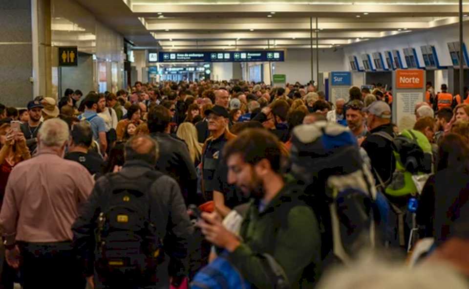 el-paro-de-los-gremios-aeronauticos-de-este-viernes-y-sabado-afectara-a-mas-de-30.000-pasajeros