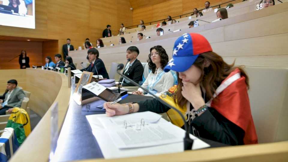 estudiantes-debaten-sobre-actualidad-internacional-en-la-legislatura