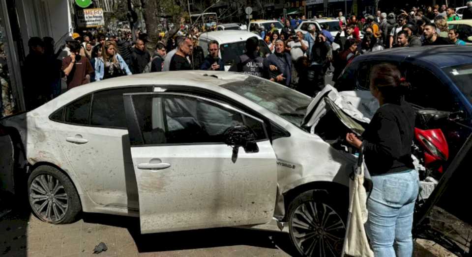 cordoba:-perdio-el-control-del-auto,-se-subio-a-la-vereda-y-atropello-a-mas-de-30-personas