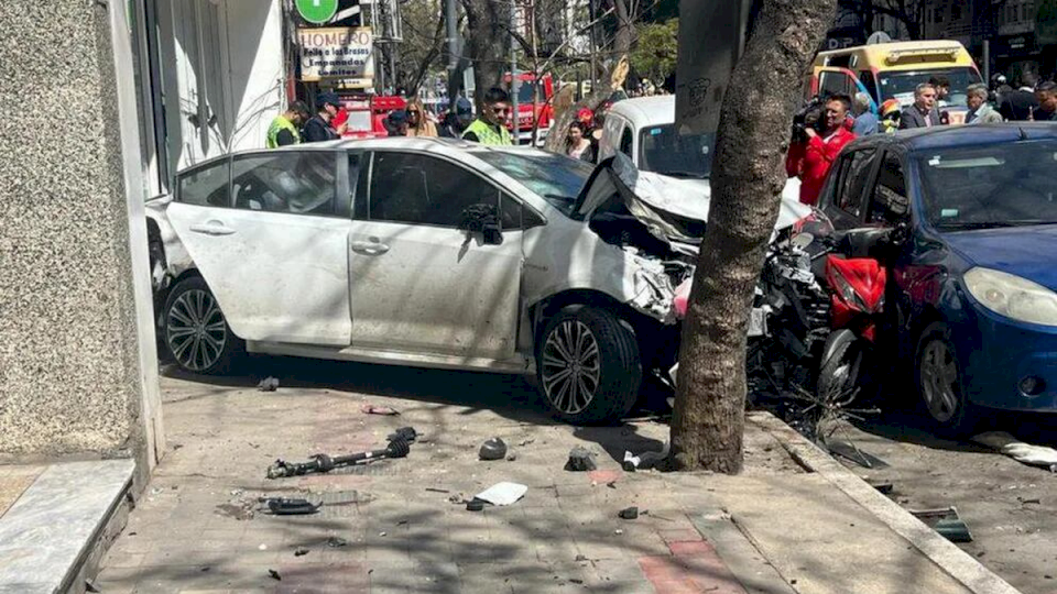 Un hombre perdió el control de su auto y atropelló a varias personas