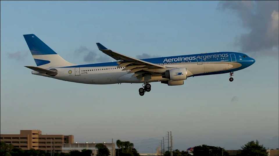 aerolineas-argentinas-despidio-a-tres-pilotos-por-el-paro-del-viernes-pasado