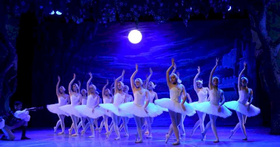 el-ballet-clasico-y-contemporaneo-fcp-estrena-en-roca-una-impresionante-version-de-«el-lago-de-los-cisnes»