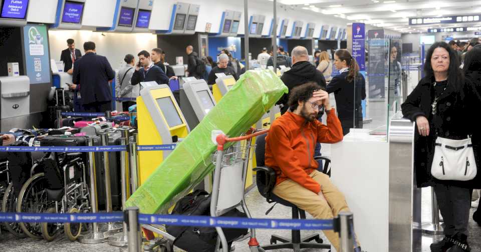 paro-de-aerolineas-argentinas:-en-menos-de-un-mes-ya-hubo-seis-jornadas-con-demoras-y-cancelaciones