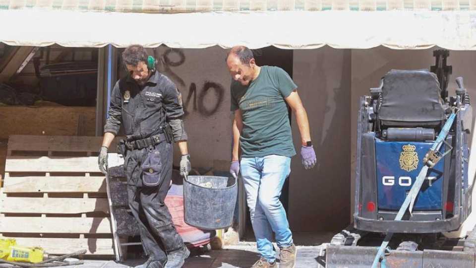 la-policia-busca-el-cadaver-de-una-mujer-en-un-bajo-en-valencia