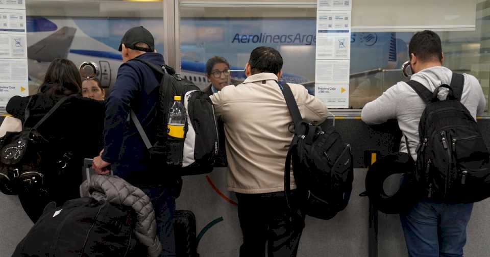 otro-paro-salvaje-en-aerolineas-argentinas:-mas-de-300-vuelos-afectados-por-una-protesta-que-sigue-hoy