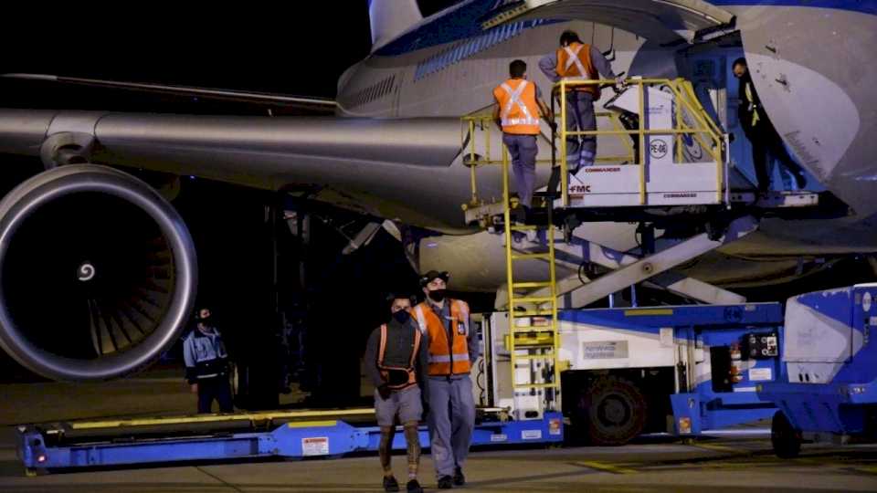 Tres pilotos de Aerolíneas Argentinas fueron despedidos