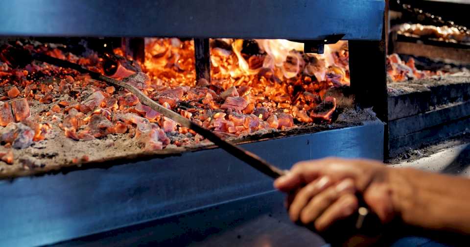 Hacer un asado, comprar ropa y comer afuera: cuáles son los principales gustos que resignó la clase media