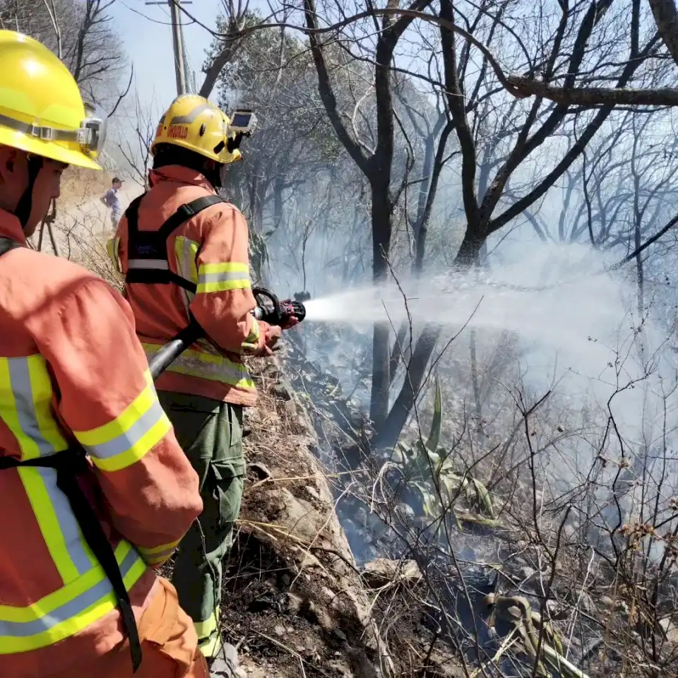 incendios:-bomberos-combaten-un-foco-en-la-zona-de-la-estacion-astrofisica-de-bosque-alegre