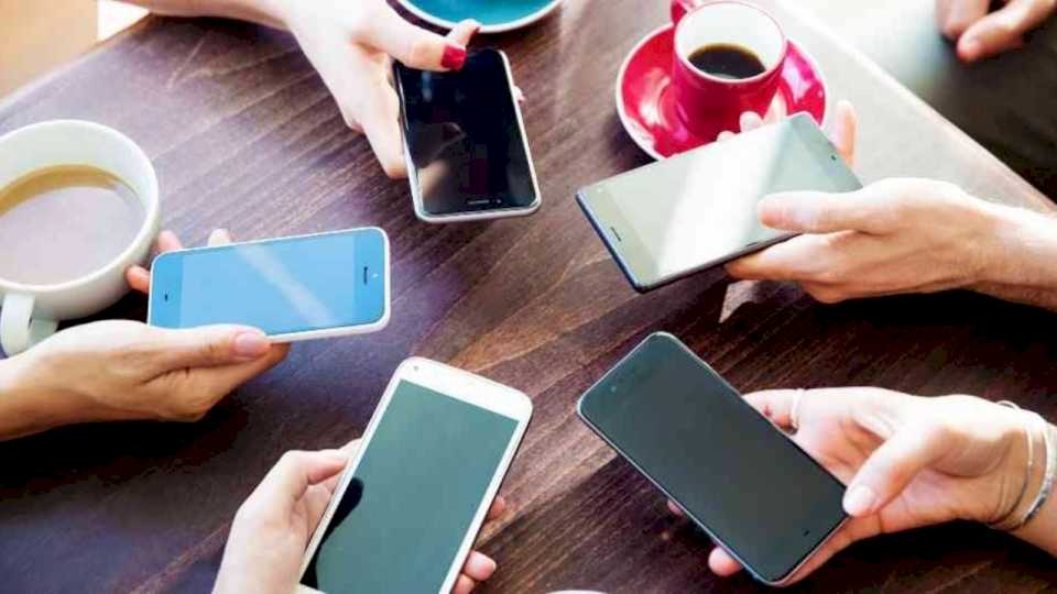 “Nomofobia”: el miedo a estar sin el celular y no usar redes sociales