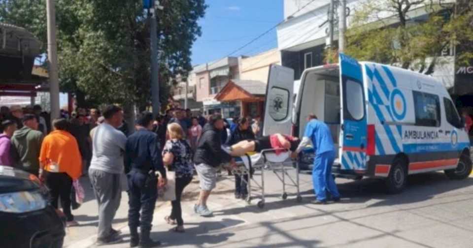 Santiago del Estero: un hombre apuñaló a una joven de 24 años en plena calle y luego se cortó el cuello