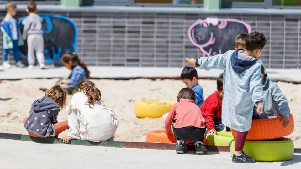 La caída de la natalidad desafía el futuro de la escuela rural: «Queremos ver las aulas repletas de adolescentes sin sillas vacías»