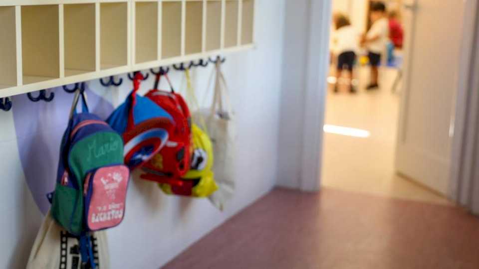 La caída de la natalidad desafía el futuro de la escuela rural: «Queremos ver las aulas repletas de adolescentes sin sillas vacías»