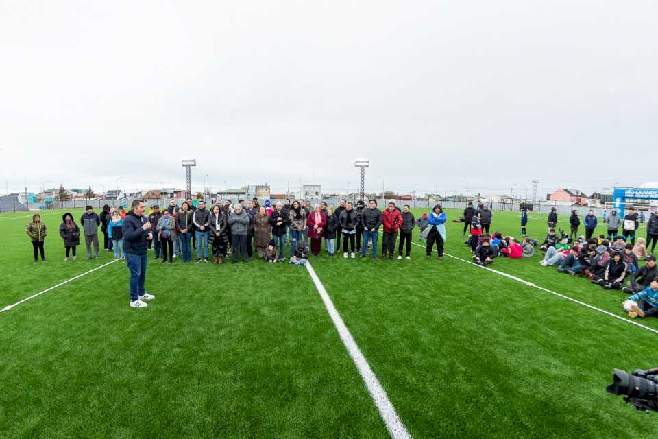 Perez inauguró la cancha de césped sintético