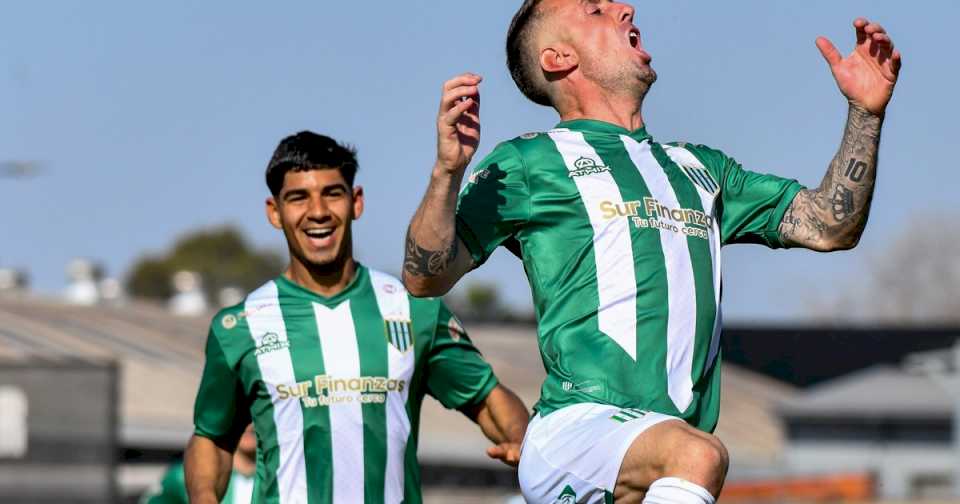 Banfield salió de malas ante Barracas Central: un golazo de tiro libre y una expulsión insólita en la cancha de Riestra