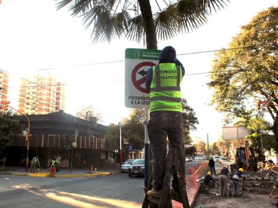 El Municipio mejora carteles señalizadores, ochavas, cordones y rampas de avenida 25 de Mayo