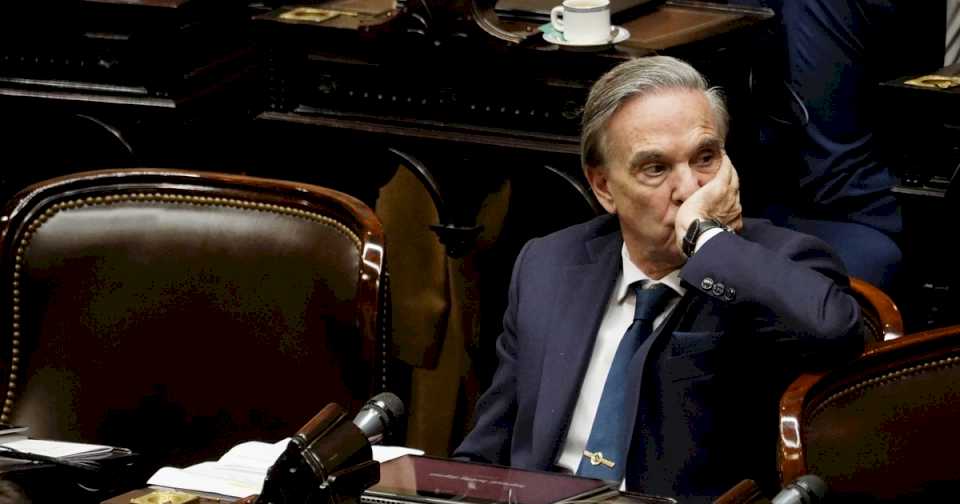 Miguel Ángel Pichetto calificó de «deleznable» el paso de Javier Milei por el Congreso y apuntó: «Estaba esa patota infame subida a un palco gritando»