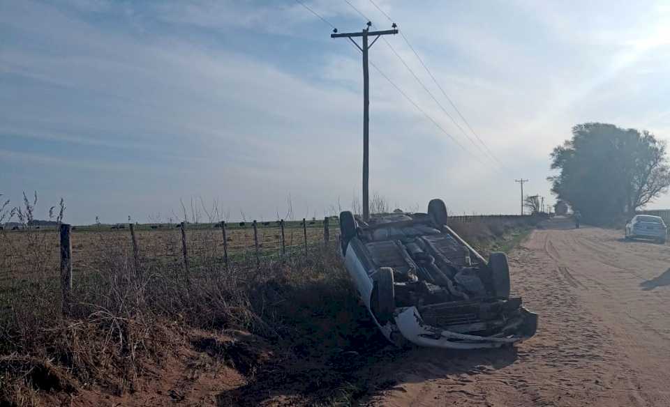 vuelco-sin-lesionados-graves-en-camino-vecinal-de-relmo