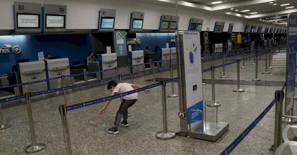 Nueva encuesta y fuerte polémica: qué opina la gente de los paros y el futuro de Aerolíneas Argentinas