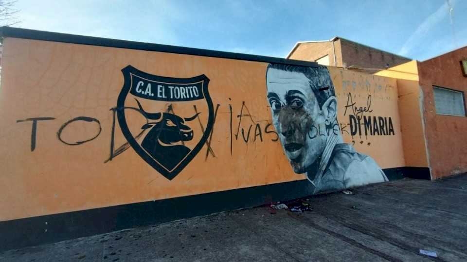 Amenazas a la familia de Di María: imputaron a jefes de la barra de Newell’s