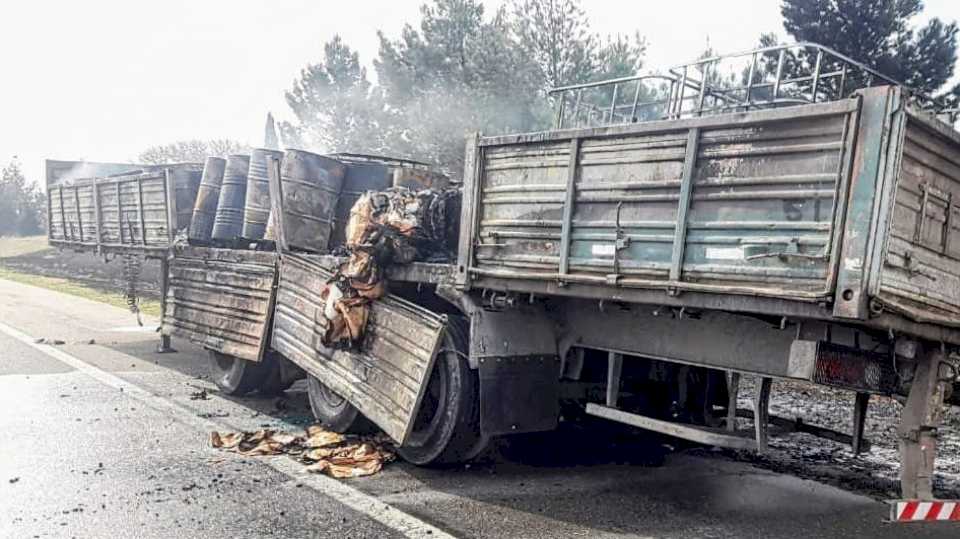 Un camión que transportaba residuos químicos se incendió en autopista cerca del dique Paso de las Carretas