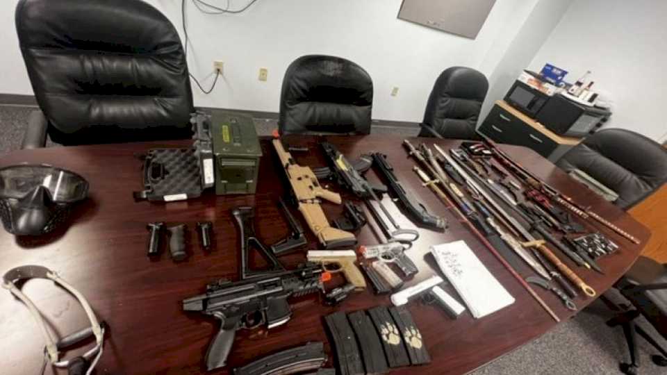 Detienen a niño de 11 años que amenazó con matar a sus compañeros: tenía un arsenal de armas