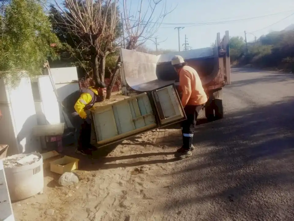 Lucha contra el dengue: La municipalidad descacharró más de 800 kilos en un día