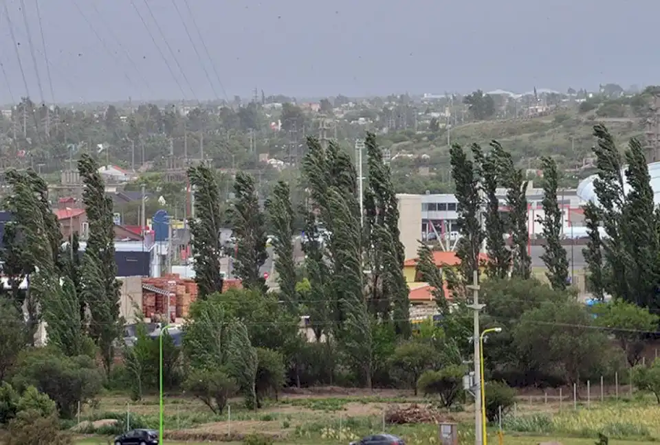 Emitieron un alerta por fuertes vientos que soplarán para el centro y norte de la provincia