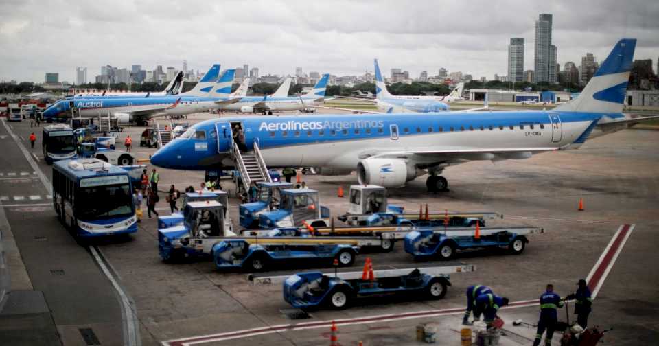 Tras echar a tres pilotos afiliados a APLA, Aerolíneas devolvió el Embraer con pilotos brasileños