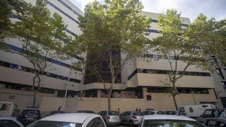 Detenido un alemán por introducir dos manzanas en el ano a un hombre durante un juego sexual en Palma