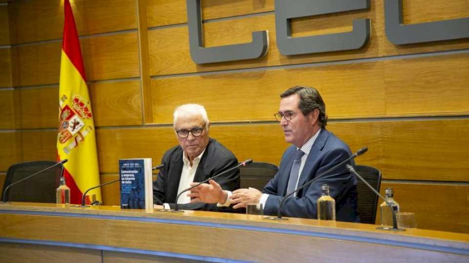 El periodista Carlos Díaz Güell presenta ‘Comunicación y empresa, un binomio de éxito’, la obra que repasa cinco décadas de evolución de la comunicación corporativa