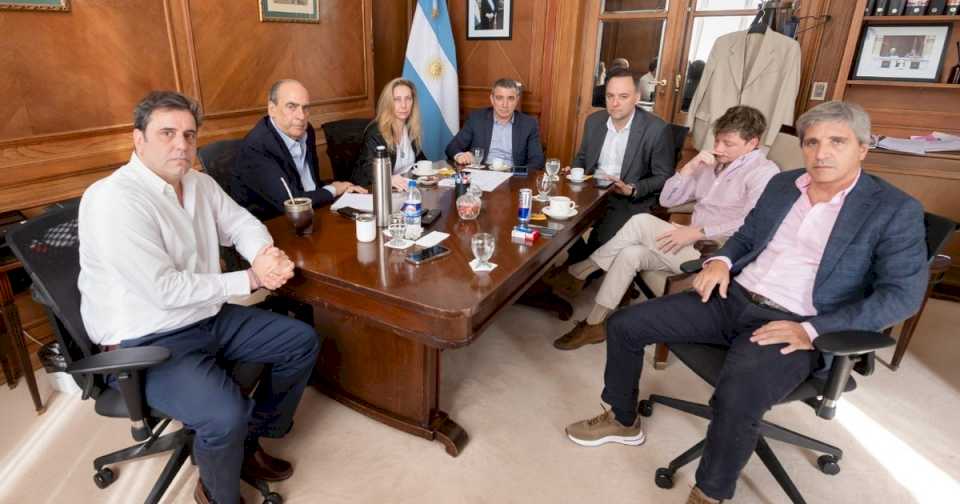 El Gobierno anunció que ya inició conversaciones con empresas privadas latinoamericanas para que se hagan cargo de Aerolíneas Argentinas