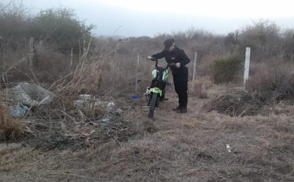 Roban una moto en el barrio 140 Viviendas y la encuentran tirada en un descampado