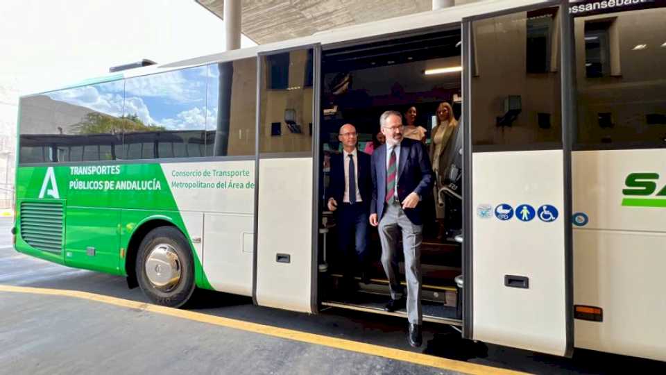 la-junta-presenta-las-mejoras-del-sistema-de-transporte-metropolitano-en-la-estacion-de-autobuses-de-cordoba