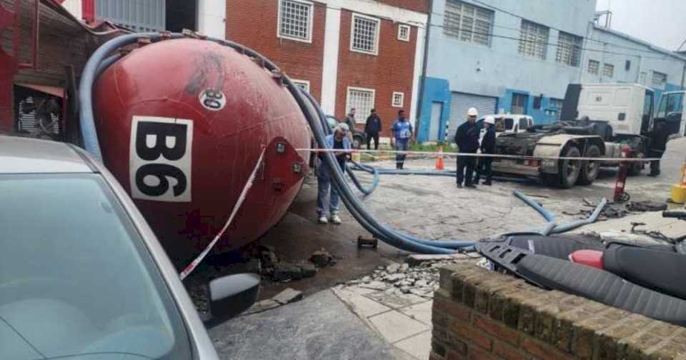 Preocupación en Mar del Plata: el tanque de un camión atmosférico volcó toda su carga en la calle