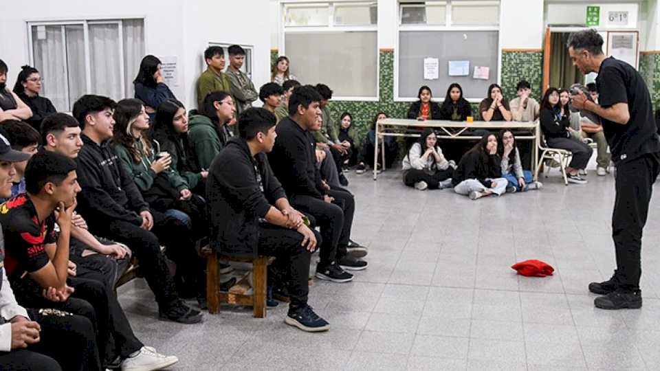 700-alumnos-participaron-de-una-obra-de-teatro-sobre-la-inteligencia-emocional