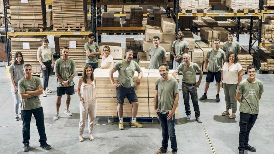 Muebles con memoria: El Ikea vasco sortea 35 piezas con «cicatrices» del bosque por 0,13 euros