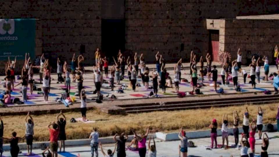 encuentro-de-yoga-en-el-parque-o’higgins-para-recibir-la-primavera